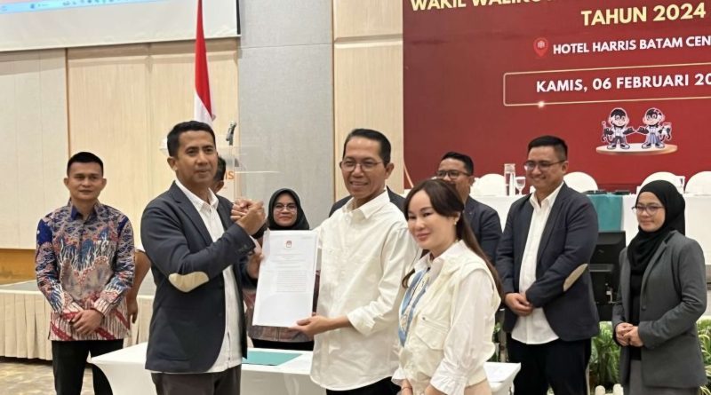 amsakar-achmad-dan-li-claudia-chandra-resmi-ditetapkan-sebagai-wali-kota-dan-wakil-wali-kota-batam-terpilih