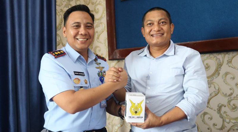 kolaborasi-erat-tni-au-dan-media-danlanud-hang-nadim-sambut-kunjungan-smsi-dan-pwi-batam