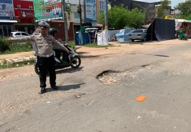 Warga Batam Keluhkan Parkir Kontainer Ilegal di Jalan Yos Sudarso, Dinilai Picu Bahaya Kecelakaan