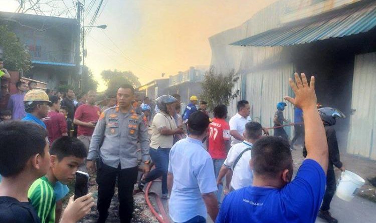 Gudang Pelaminan di Batuaji Ludes Terbakar, 5 Mobil Damkar Dikerahkan