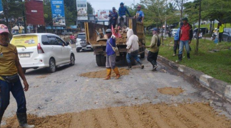 bp-batam-mulai-perbaiki-jalan-depan-sp-plaza-secara-bertahap-warga-diminta-bersabar