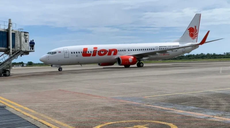 penumpang-lion-air-ngamuk-penerbangan-batam-padang-tertunda-45-jam-akibat-mesin-rusak